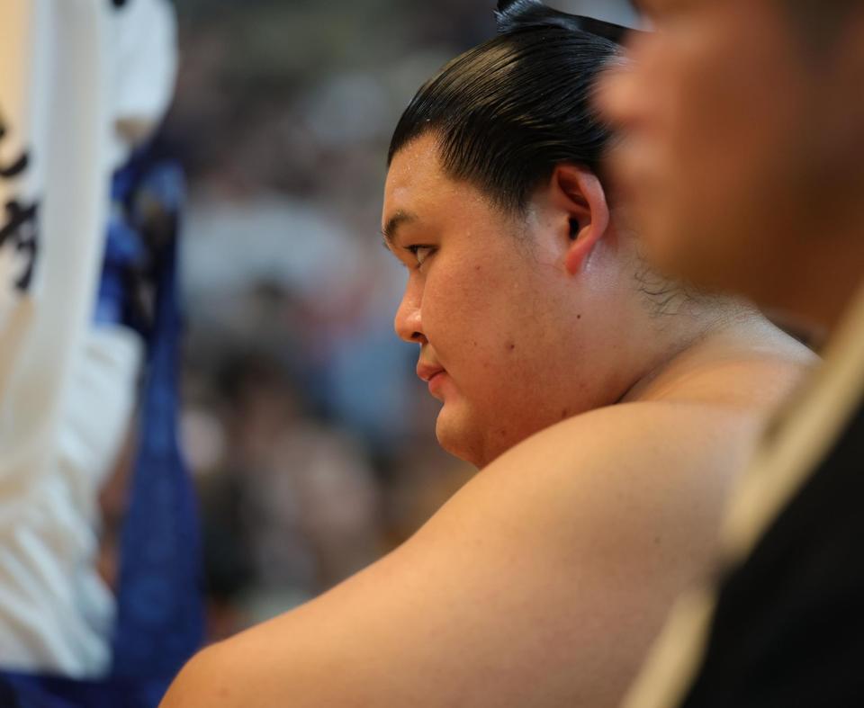 　取り組みを終え、土俵を見つめる大の里（撮影・坂部計介）