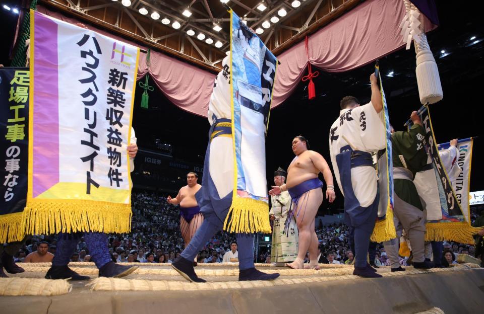 　大の里の取り組みには多数の懸賞が掲げられた（撮影・坂部計介）