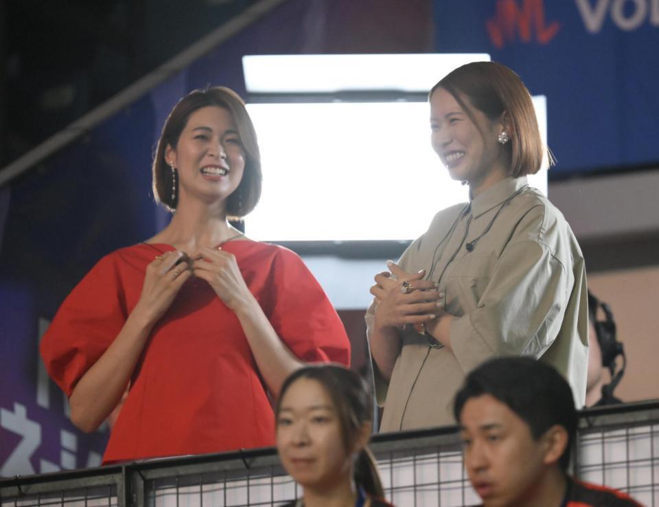 　試合前、談笑する木村沙織さん（左）と古賀紗理那さん（撮影・伊藤笙子）