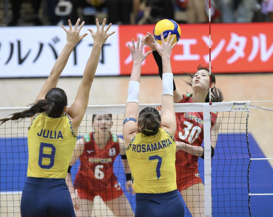 　第２セット、スパイクを決める北窓絢音（撮影・伊藤笙子）