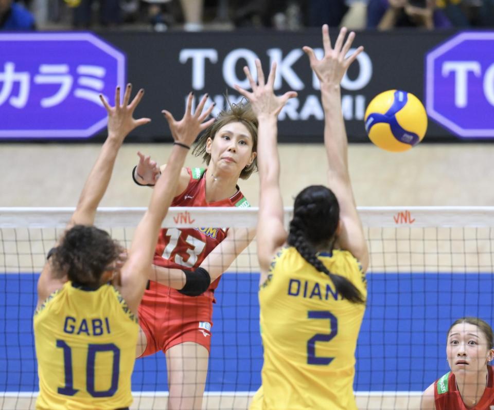 　第２セット、スパイクを打つ和田由紀子（撮影・伊藤笙子）