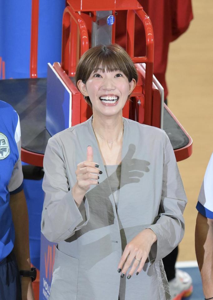 　試合前のコイントスを行う石井優希さん（撮影・伊藤笙子）