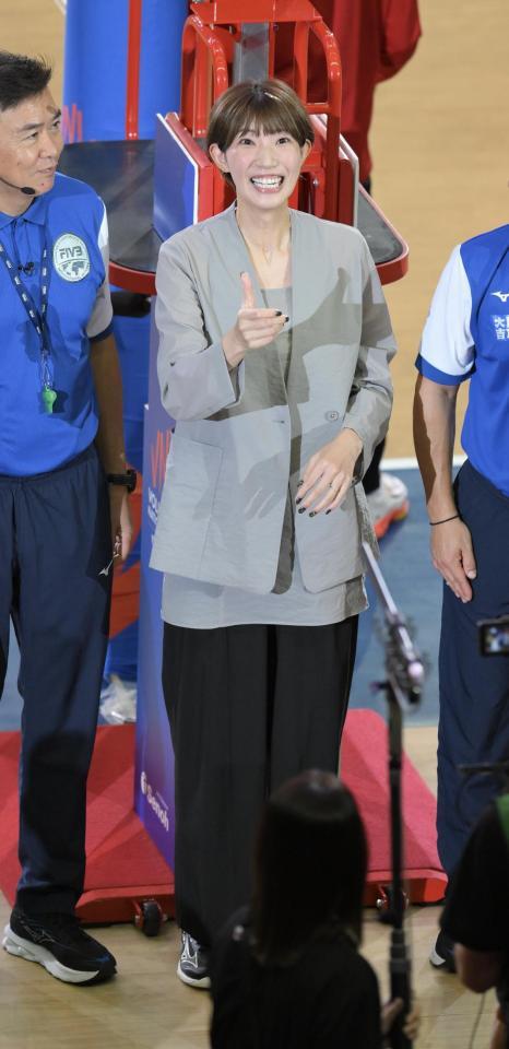 　試合前のコイントスを行う石井優希さん（撮影・伊藤笙子）