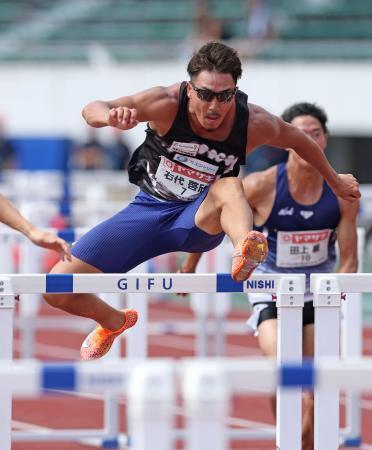　男子十種競技　右代啓欣の１１０メートル障害＝岐阜長良川競技場