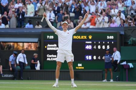 　男子シングルス決勝でカルロス・アルカラスを破りウィンブルドンを初制覇したヤニク・シナー＝１３日、ウィンブルドン（ＡＰ＝共同）