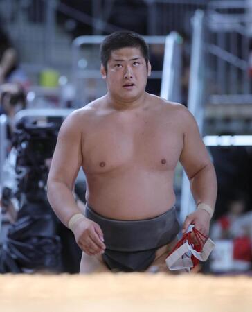 　黒星を喫し、口惜しそうに引き揚げる竜翔（撮影・坂部計介）