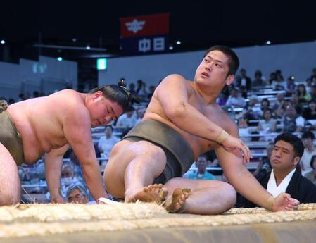 　徳之武蔵（左）に寄り倒しで敗れた竜翔（撮影・坂部計介）