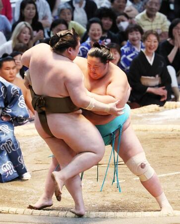 　琴桜（右）が寄り切りで王鵬を下す