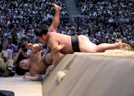 　若元春（右）に寄り切られ、土俵下に転落した豊昇龍（撮影・坂部計介）