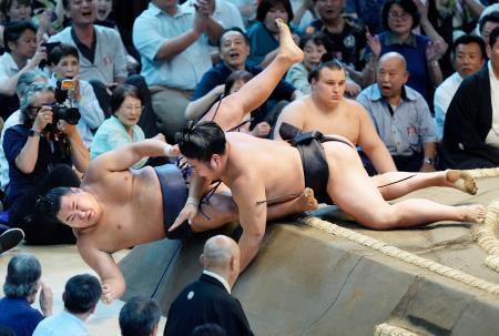 　豊昇龍（左）が寄り切りで若元春に敗れる＝ＩＧアリーナ