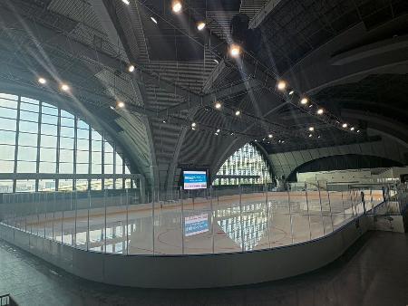 　東京辰巳アイスアリーナのメインリンク（東京都提供）