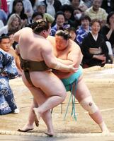 　琴桜（右）が寄り切りで王鵬を下す