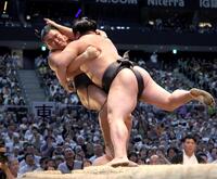 　若元春に寄り切りで敗れた豊昇龍（撮影・坂部計介）
