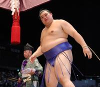　押し出しで安青錦を下し、２連勝の大の里（撮影・坂部計介）