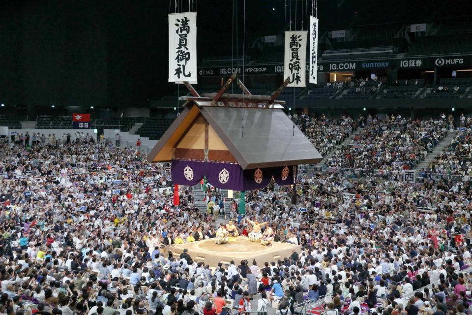 　新会場のＩＧアリーナで土俵入りを披露する横綱大の里（撮影・浅井慶）