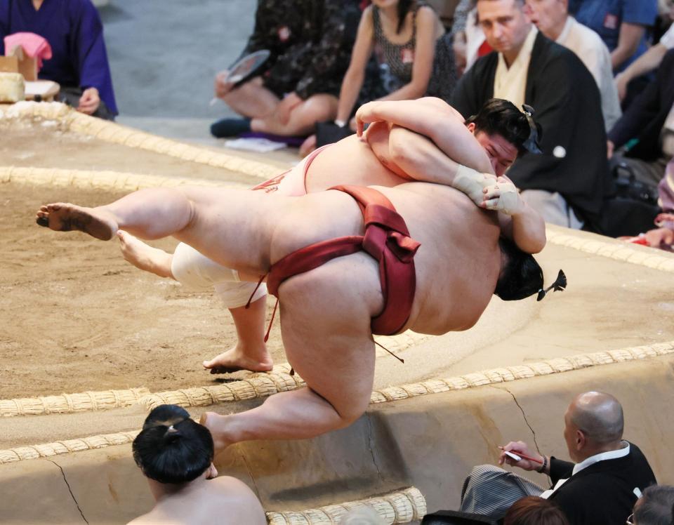 　宇良（奥）が肩透かしで熱海富士を下す