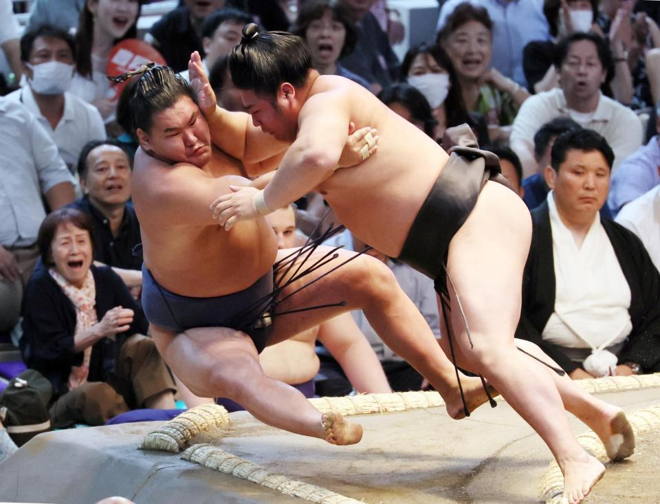 　豊昇龍（左）は寄り切りで若元春に敗れる