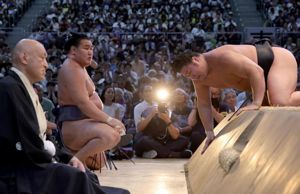 　若元春（右）に敗れ、土俵下で呆然とする豊昇龍（撮影・坂部計介）