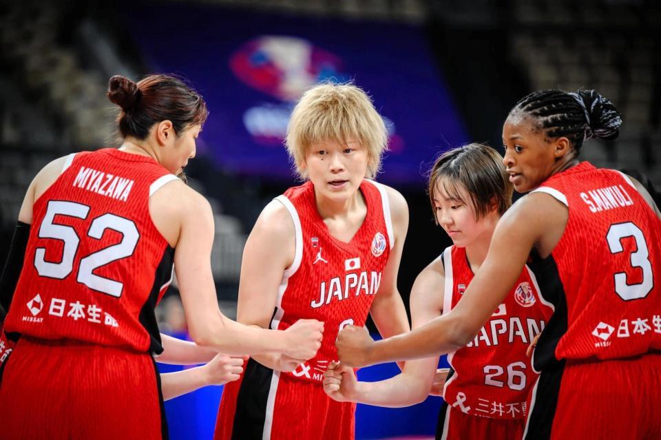 　フィリピン戦に臨んだ女子日本代表の高田真希（中央）、宮澤夕貴（左）、馬瓜ステファニー（右）、田中こころ（右から２人目）　©ＦＩＢＡ