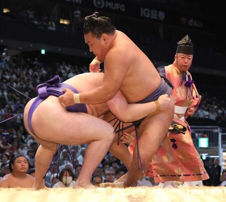 　安青錦（左）に右足をとられ、体勢を崩す豊昇龍（撮影・坂部計介）