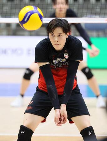 　練習で汗を流す高橋藍（撮影・石井剣太郎）