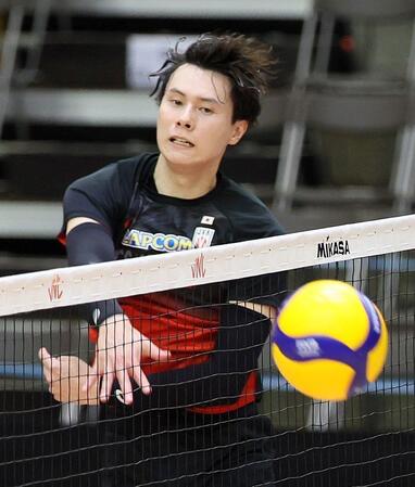 　スパイクの練習をする高橋藍（撮影・石井剣太郎）
