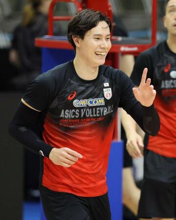 　練習中に笑顔を見せる高橋藍（撮影・石井剣太郎）