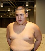 　記者の質問に答える西村（代表撮影）