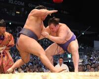 　低い姿勢で豊昇龍の懐に入り込む安青錦（撮影・坂部計介）