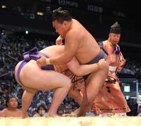 　安青錦（左）に右足をとられ、体勢を崩す豊昇龍（撮影・坂部計介）
