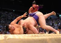 　渡し込みで豊昇龍（左）を破った安青錦（撮影・坂部計介）