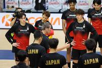 　練習を終え、ロラン・ティリ監督（中央）のもとに集まる高橋藍（左端）、石川祐希（右から２人目）ら（撮影・石井剣太郎）