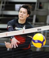 　スパイクの練習をする高橋藍（撮影・石井剣太郎）