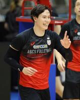 　練習中に笑顔を見せる高橋藍（撮影・石井剣太郎）