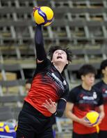 　練習で汗を流す高橋藍（撮影・石井剣太郎）