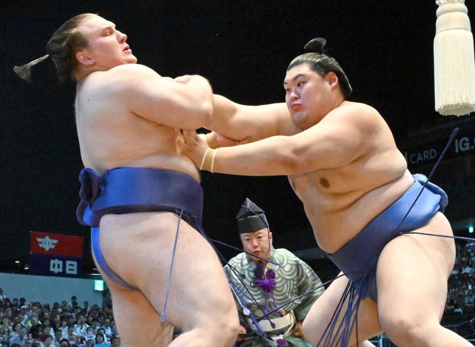 　押し出しで安青錦を下す大の里（撮影・田中久雄）