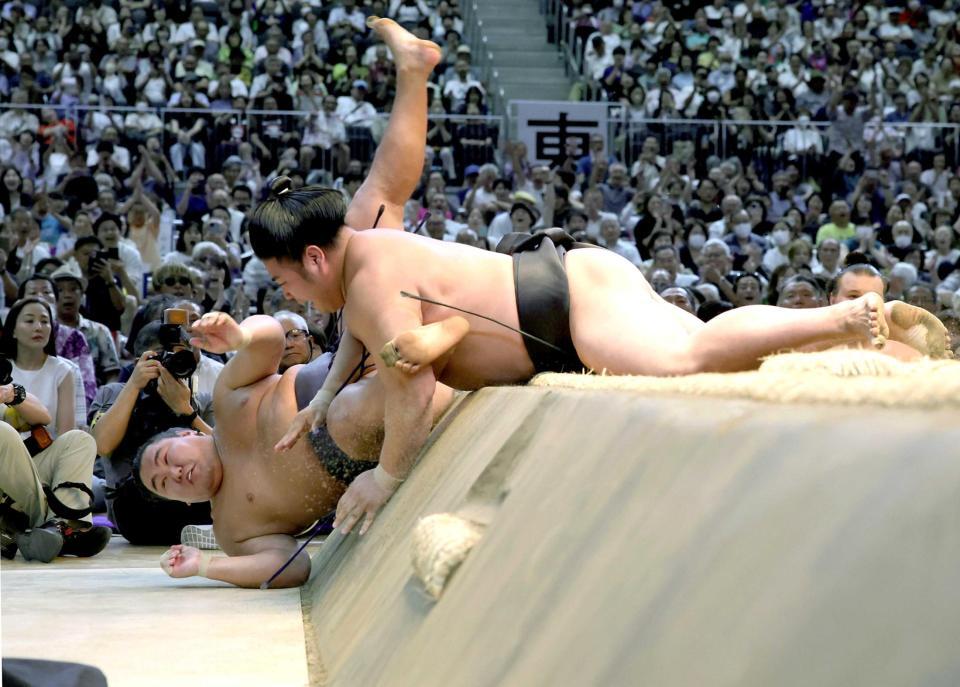 　寄り切りで豊昇龍を破った若元春（撮影・坂部計介）