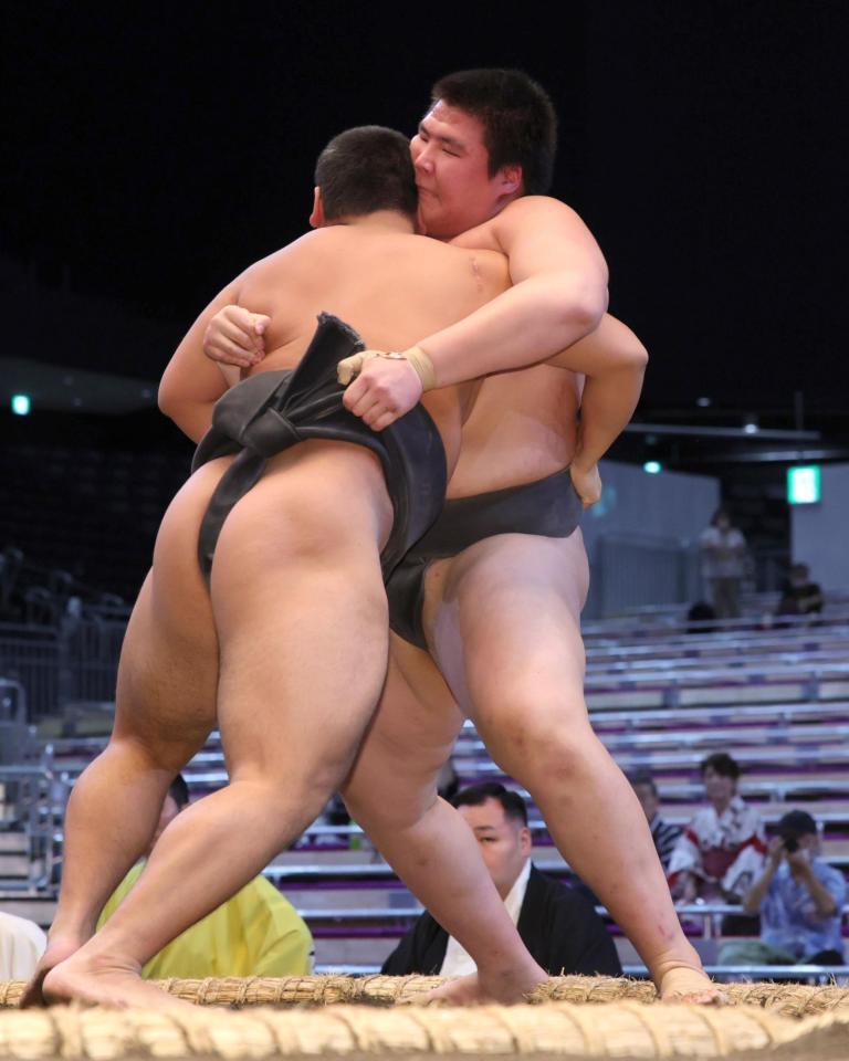 　土俵際で必死にこらえる龍葉山（右）＝撮影・坂部計介
