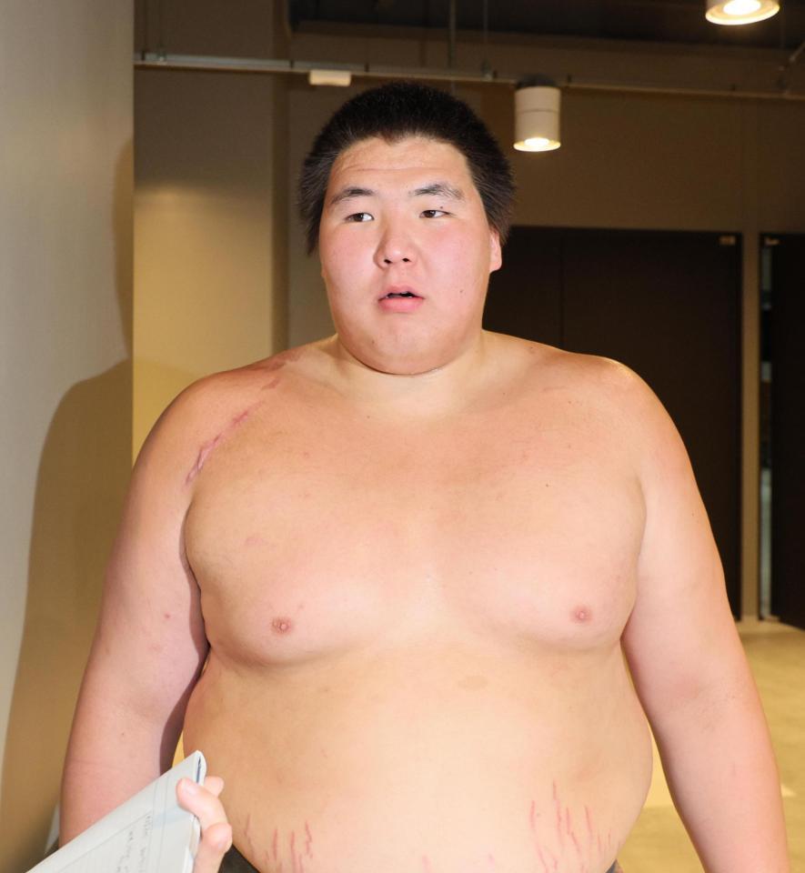 　記者の質問に答える龍葉山（代表撮影）