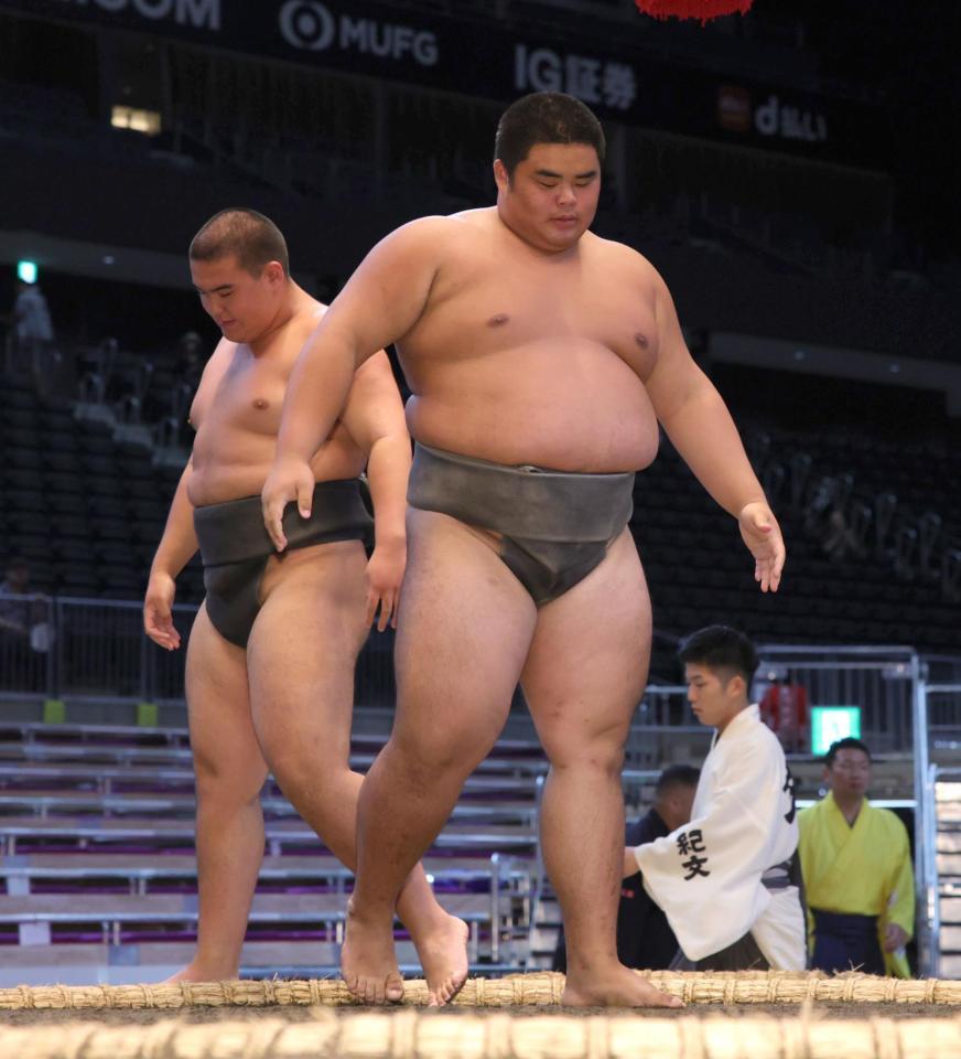 　佐藤（左）を寄り切った西村（撮影・坂部計介）