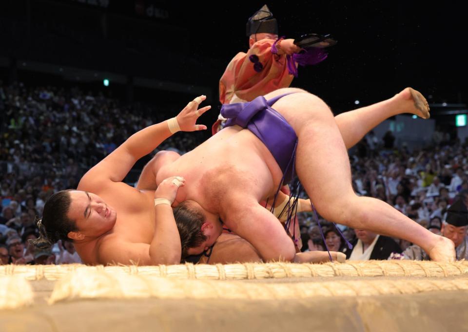 　渡し込みで豊昇龍（左）を破った安青錦（撮影・坂部計介）