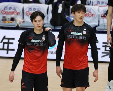 　練習に臨む高橋藍（左）と石川祐希（撮影・石井剣太郎）