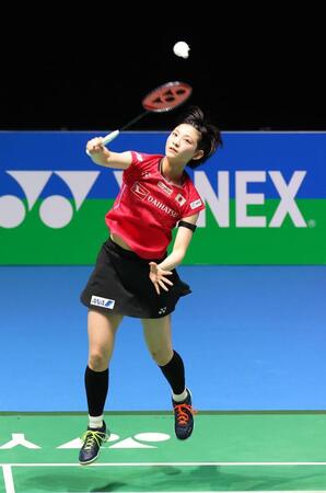 　第１ゲーム、スマッシュを打つ宮崎友花（撮影・佐々木彰尚）