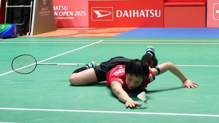 　第２ゲーム、宮崎友花はレシーブできず（撮影・佐々木彰尚）