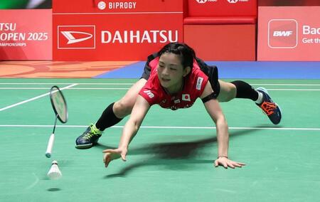 　第２ゲーム、宮崎友花はレシーブできず（撮影・佐々木彰尚）