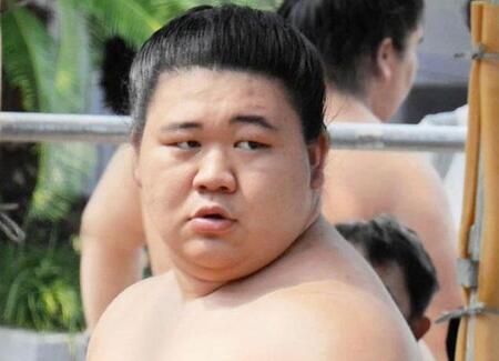 藤ノ川が顔面から流血 取り直しの一番で琴勝峰にはたき込みで勝利 かち上げ食らうもひるまず