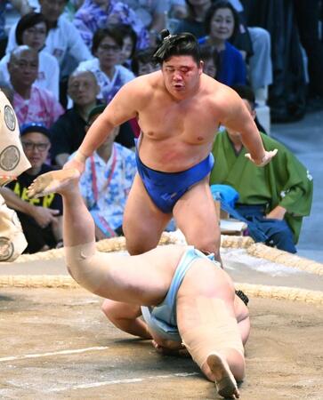 　藤ノ川（奥）がはたき込みで琴勝峰を下す