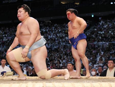 　琴勝峰（左）をはたき込みで下した藤ノ川。顔から激しく流血した