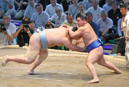 　藤ノ川（右）がはたき込みで琴勝峰を下す