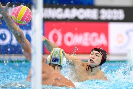 　男子１次リーグ、日本-オーストラリア　第１ピリオド、ゴールを狙う伊達＝シンガポール（共同）